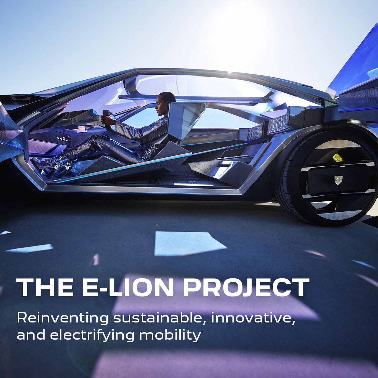 Una donna alla guida del concept car Inception